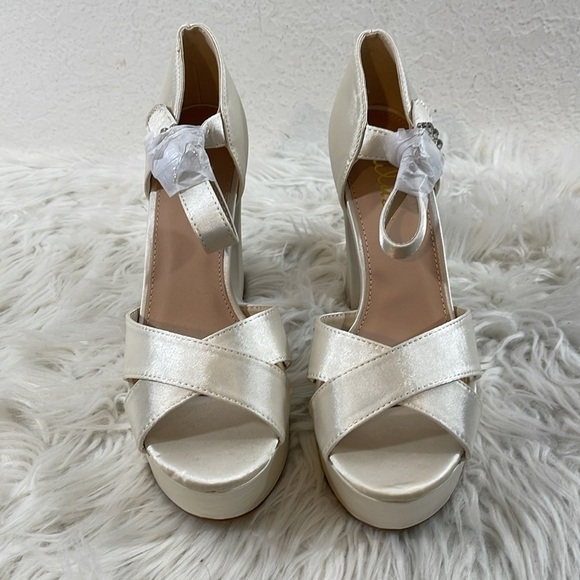LULUS Crushest White Satin Rhinestone Ankle-Strap Chunky Heels Size 8 NEW - Picture 3 of 16